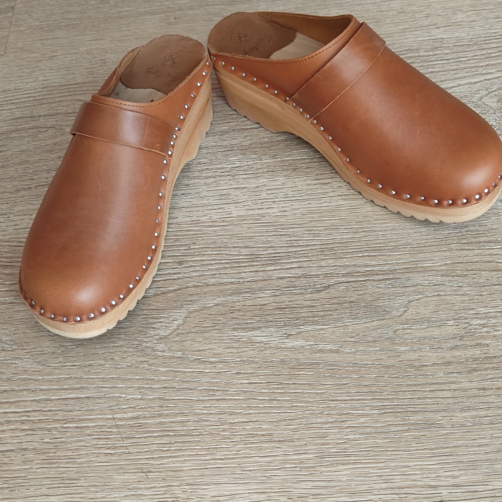 Elegant Tan Leather Mules